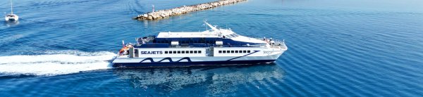 Il traghetto ad alta velocità Express Jet di Seajets in arrivo a Naxos
