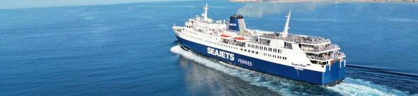 Il traghetto convenzionale Superstar di Seajets nella baia di Parikia a Paros