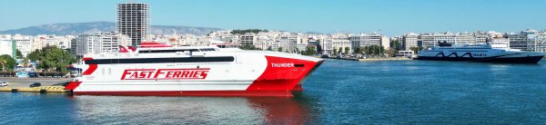 Le ferry à grande vitesse Thunder de Fast Ferries dans le port du Pirée